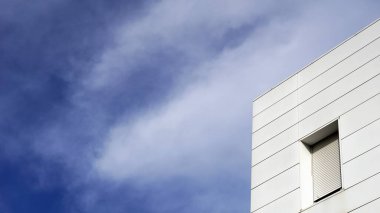 Gökyüzüne karşı beyaz modern cephe penceresi