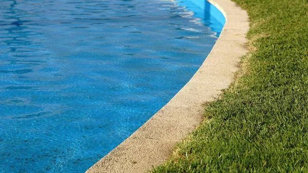 Edge Pool Grass Floor — Φωτογραφία Αρχείου