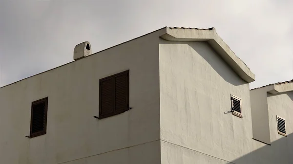 Corner Rustic White House Facade — Foto Stock