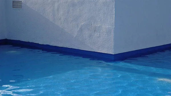 青い水のプールの反射は — ストック写真