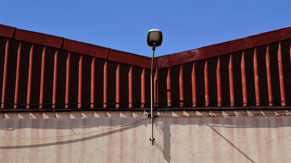 Techo Del Almacén Contra Cielo —  Fotos de Stock