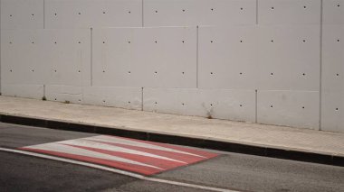 beton duvarlı şehir kaldırımı