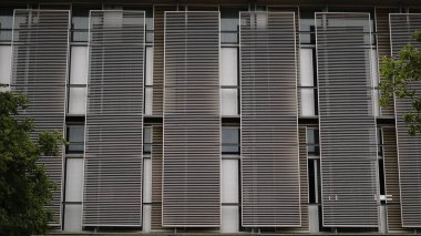 Arka plan olarak modern binanın ön cephesi