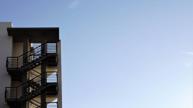 Merdivenler gökyüzüne karşı.