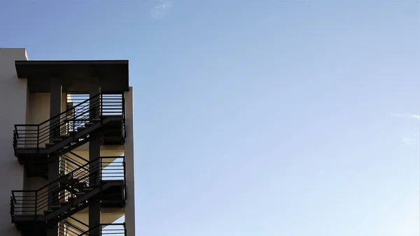 Лестница Фасаде Против Неба — стоковое фото