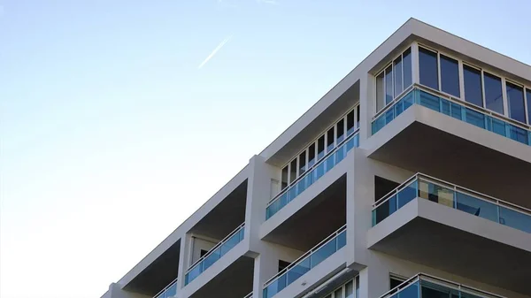 Fachada Branca Com Varandas Contra Céu — Fotografia de Stock