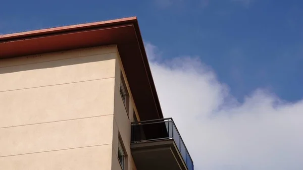 Balcon Bâtiment Résidentiel Contre Ciel Nuageux — Photo