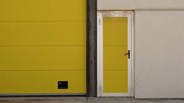 Sanayi Cephesinde Sarı Kapı — Stok fotoğraf
