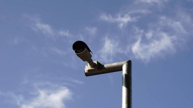 Gökyüzüne bakan bir direkteki güvenlik kamerası.