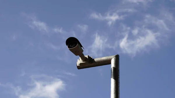 Камера Безопасности Столбе Напротив Неба — стоковое фото