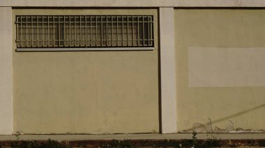 Arkaplanı duvar olan kaldırım