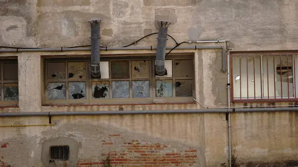 Lüftungsschornsteine Der Fassade Eines Verlassenen Gebäudes — Stockfoto