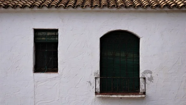白いファサードの素朴な窓 — ストック写真