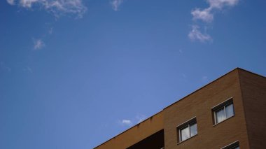 Mavi gökyüzüne karşı ön tavan