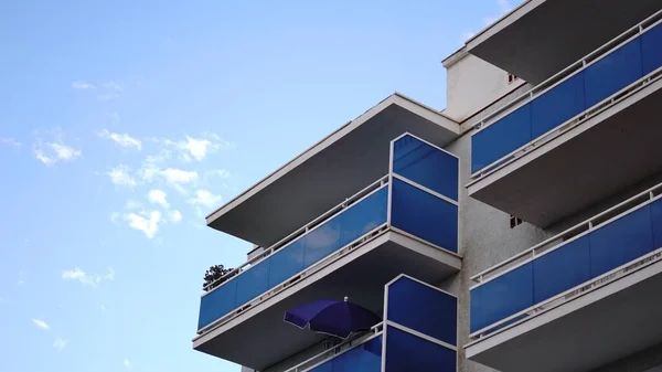 Fachada Com Varandas Vidro Azul Contra Céu — Fotografia de Stock