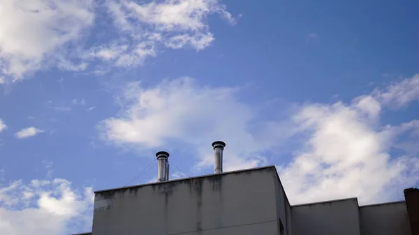 Industriella Rökskorstenar Från Kök Mot Himlen — Stockfoto