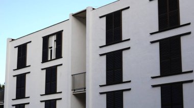 Pencereler ve panjurlar ile ön cephe