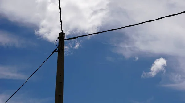 Telefonmast Mit Kabeln Gegen Bewölkten Himmel — Stockfoto