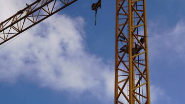 Mavi gökyüzüne karşı sarı vinç