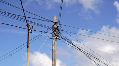 Telefon direğindeki kablolar gökyüzüne karşı