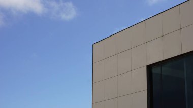 Gökyüzüne karşı fayanslı cephe