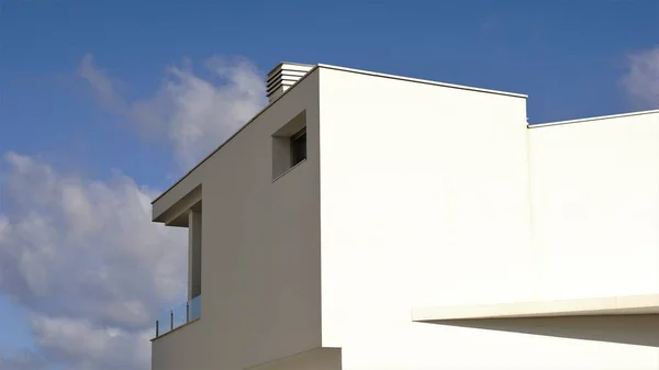Nowoczesna Minimalistyczna Fasada Przeciw Niebu — Zdjęcie stockowe