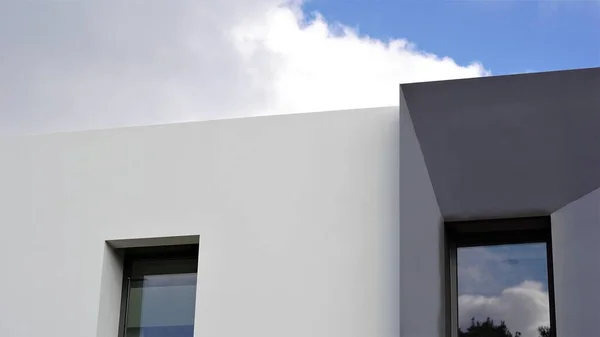 Biały Minimalistyczny Fasada Przeciw Zachmurzone Niebo — Zdjęcie stockowe
