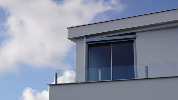 Balkon Fasádě Moderního Domu Proti Obloze — Stock fotografie