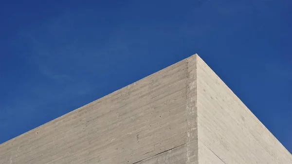 Narożnik Fasady Betonu Tle Nieba — Zdjęcie stockowe