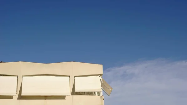 White Building Facade Blue Sky — Fotografia de Stock