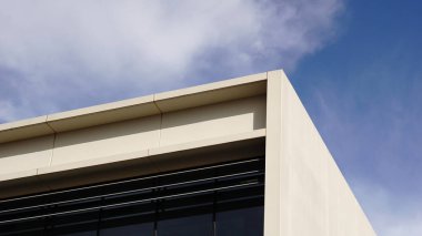 Modern bina cephesinin köşesi gökyüzüne karşı