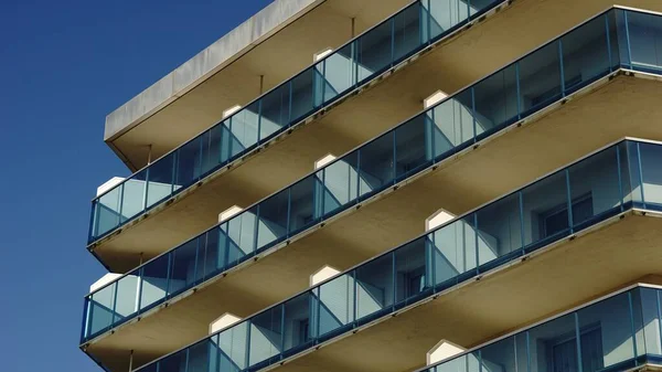 Fachada Construção Com Varandas Vidro Contra Céu — Fotografia de Stock