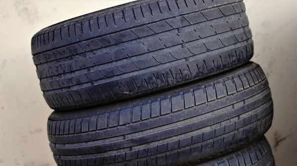 Eskimiş lastikler geri dönüşüm için dizilmiş