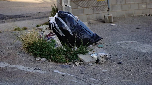 工业环境中的废弃垃圾袋 — 图库照片