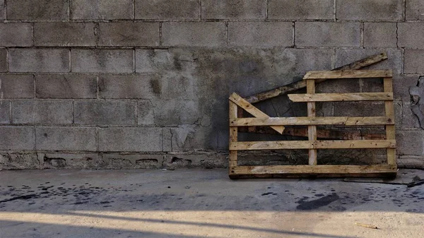 Holzpalette Zerbrochen Gegen Zementwand — Stockfoto