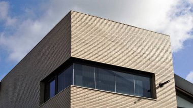 Modern evin köşesi gökyüzüne karşı.