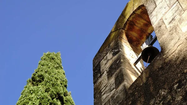 Klocktorn Från Kapellet Mot Cypressträ — Stockfoto
