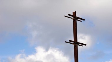 Bulutlu gökyüzüne karşı paslı demir ışın