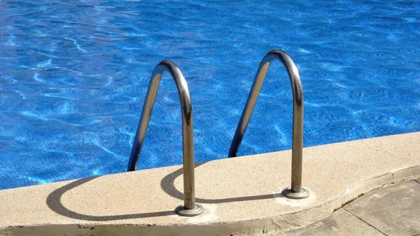 Havuza Girmek Için Çelik Merdivenler — Stok fotoğraf