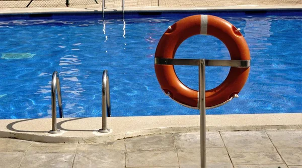 Boa Salvataggio Dell Acqua Una Piscina — Foto Stock