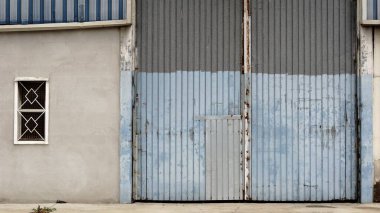 Eski metal endüstrisi depo kapısı