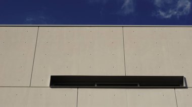 Gökyüzüne bakan pencereli beton cephe