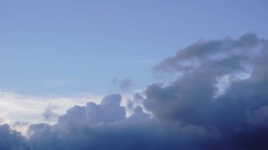 gökyüzü arkaplanı bulutlar ve temizliklerle