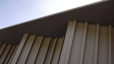 Dikey mimari panellerin tekrarlanmasının açılı görünümü