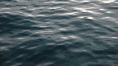 Sakin deniz suyundaki yumuşak yansımalar