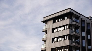 Çağdaş balkonlu apartman cephesi
