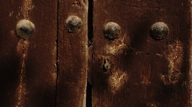 Demir çivili eski ahşap kapı.