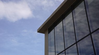 Gökyüzüne karşı modern cam bina cephesi