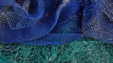 Katmanlı mavi ve yeşil balıkçı ağları