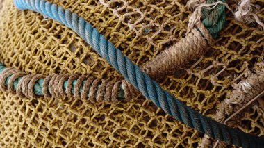 Mavi ipli renkli balıkçı ağı